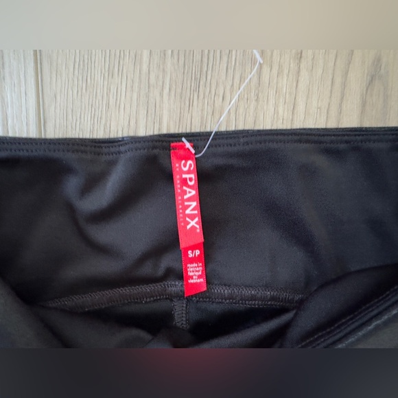 SPANX Shiny Black Leggings - Picture 3 of 10